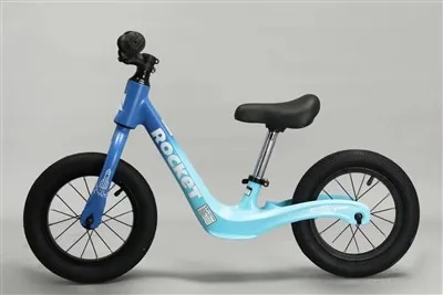 دراجة التوازن الأسود